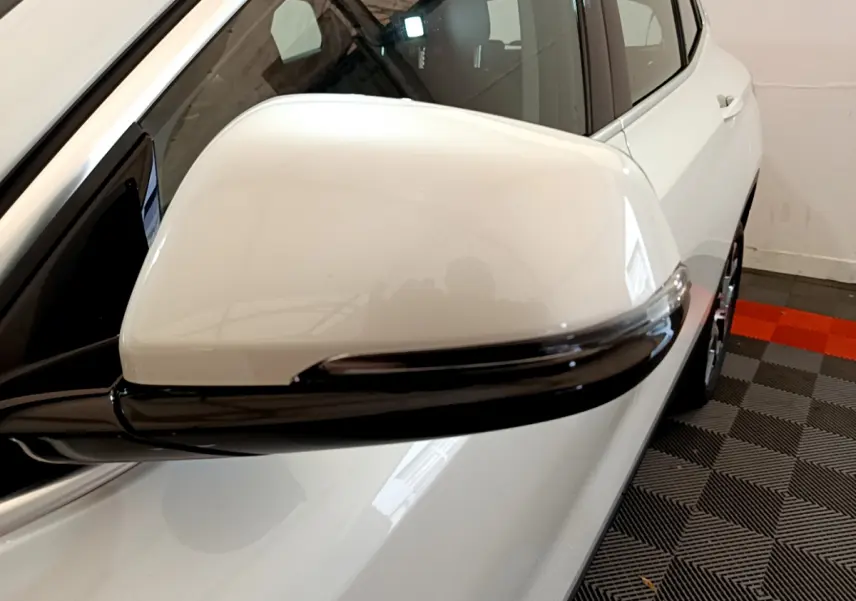 Rétroviseur droit blanc avec clignotant intégré sur BMW X2 sDrive18i Business DesignDKG7 2023 vue rapprochée.