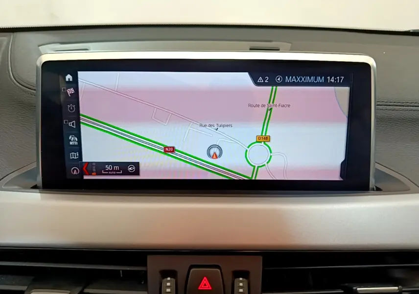 Écran central du système de navigation 3D du BMW X2 blanc, affichant une carte routière détaillée.