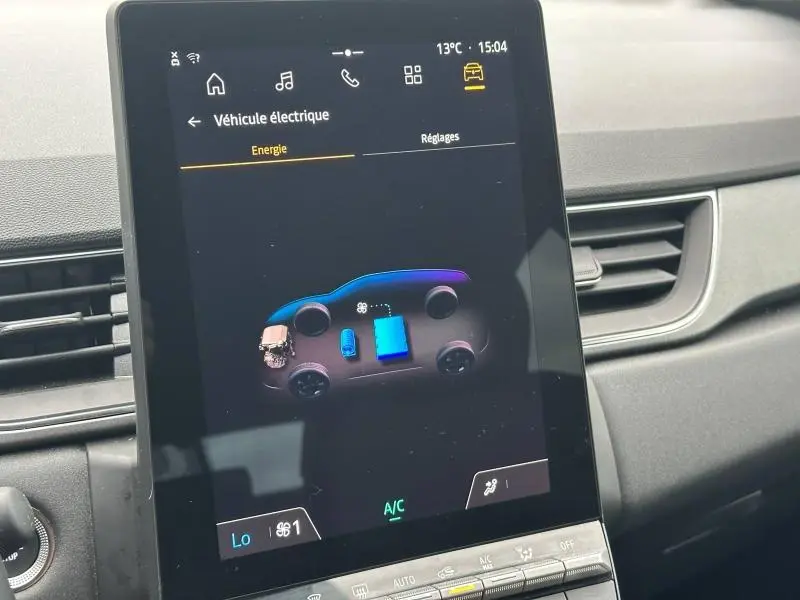 Écran tactile intérieur du Renault Captur 2025 affichant l'énergie du véhicule hybride, vue de face.