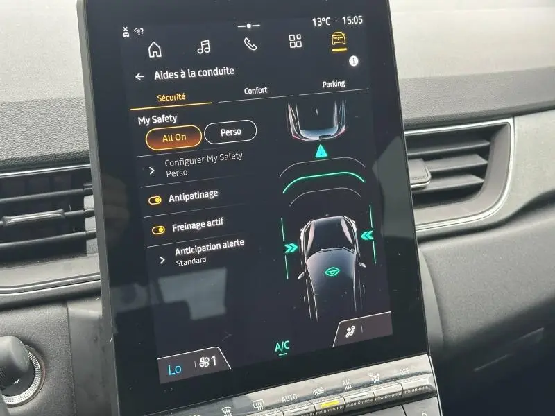 Écran tactile central du tableau de bord du Renault Captur 2025 affichant les aides à la conduite en mode sécurité.