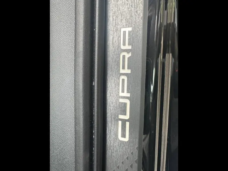 Gros plan sur la plaque de seuil de porte avec logo CUPRA sur la version Noir Minuit métallisé du Formentor 2026.