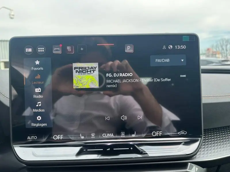 Écran tactile central du tableau de bord du CUPRA Formentor 2026 affichant la radio FM/DAB avec une interface moderne.