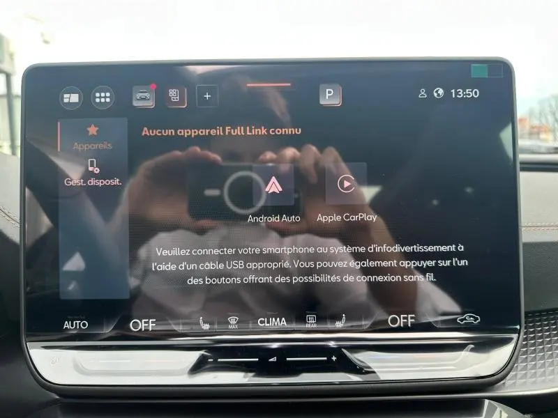 Écran tactile central du tableau de bord du CUPRA Formentor 2026, affichant les options Android Auto et Apple CarPlay.