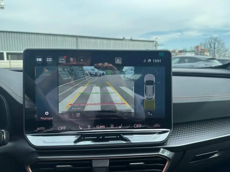 Écran central du tableau de bord du CUPRA Formentor 2026 montrant la caméra de recul avec vue arrière et guidage de trajectoire.