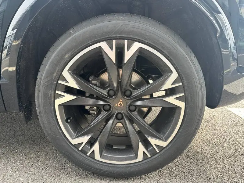 Gros plan sur la roue avant droite du CUPRA Formentor 2026 noir Minuit métallisé, avec jante en alliage au design géométrique distinctif.