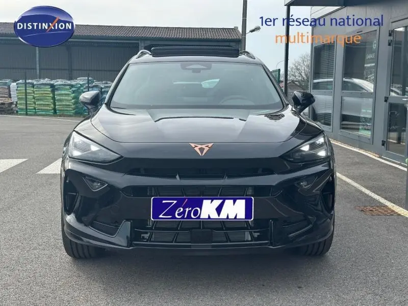 Vue frontale d'une CUPRA Formentor 2.0 TDI 150ch V DSG7 noire Minuit métallisée avec logo cuivré distinctif sur le capot.