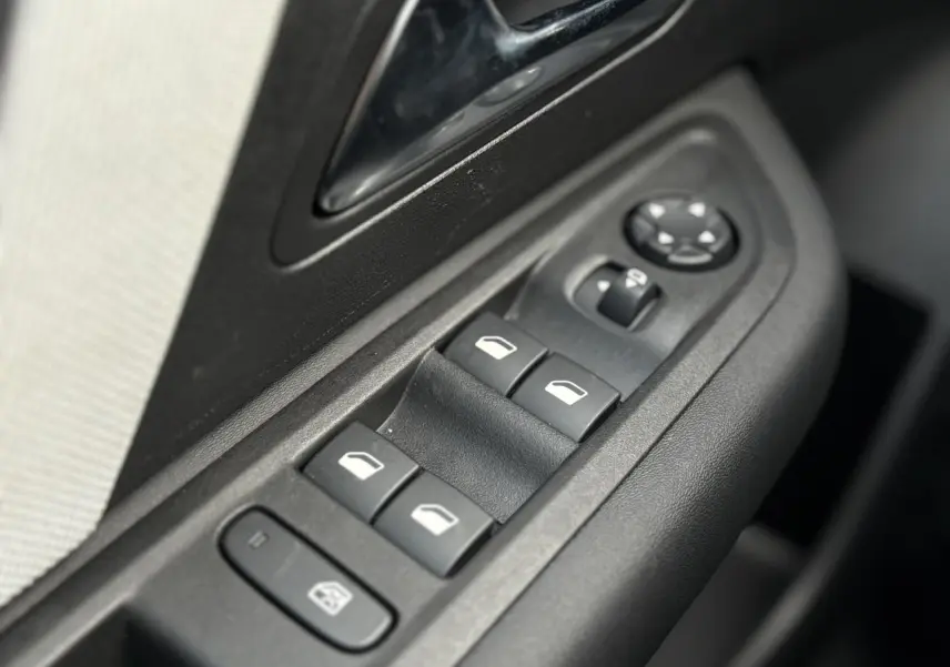 Détail des commandes de lève-vitres et rétroviseurs sur la porte côté conducteur de la Citroën C4 Hybrid 2025.