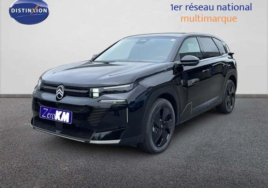 Citroën C5 Aircross noir perla nera en 3/4 avant droit, mettant en valeur ses jantes noires et son design moderne.