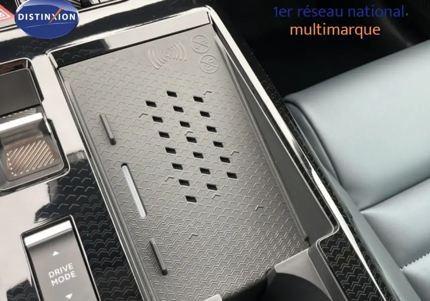 Détail de la console centrale avec surface de charge sans fil et bouton Drive Mode, intérieur cuir gris du Citroën C5 Aircross.