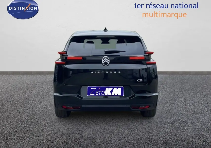 Vue arrière d'un Citroën C5 Aircross noir Perla Nera Metal, avec feux arrière horizontaux et logo centré.