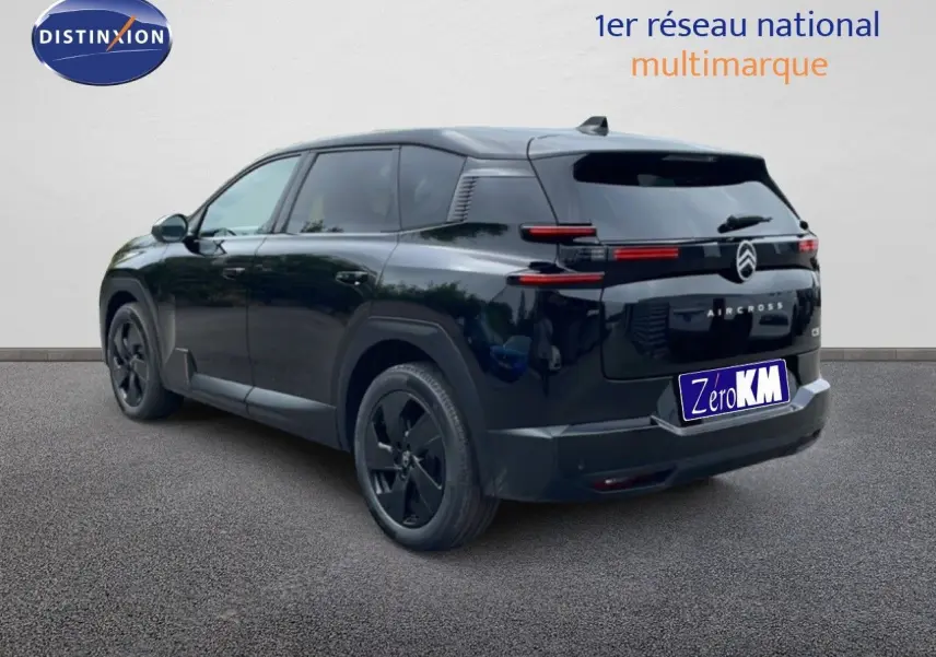 Vue 3/4 arrière droite d’un Citroën C5 Aircross noir Perla Nera métallisé avec jantes noires et feux arrière LED.