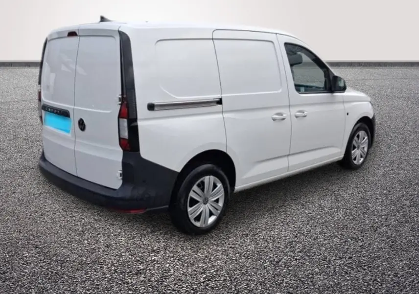 Vue 3/4 arrière droite d'un utilitaire Volkswagen Caddy blanc avec portes latérales coulissantes et hayon fermé.