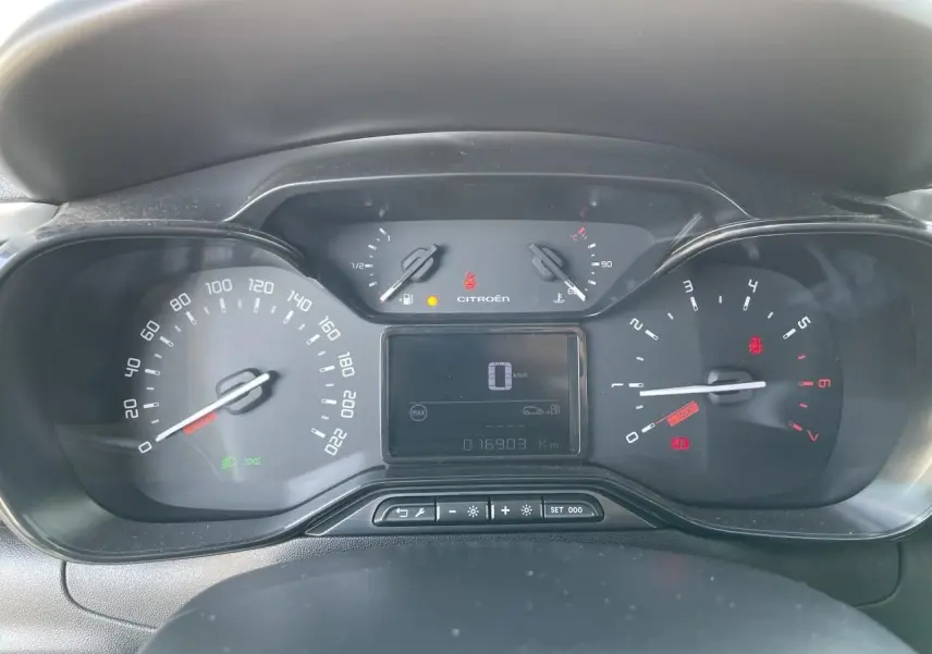 Tableau de bord noir de la Citroën C3 2024 avec compteurs analogiques et affichage numérique central.