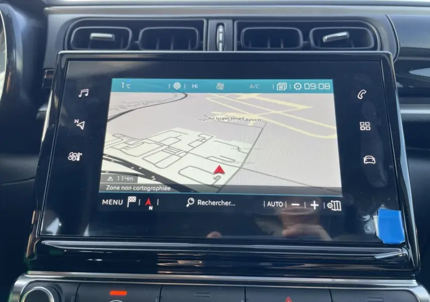 Écran tactile central avec navigation affichée dans l'habitacle noir brillant d'une Citroën C3 2024.