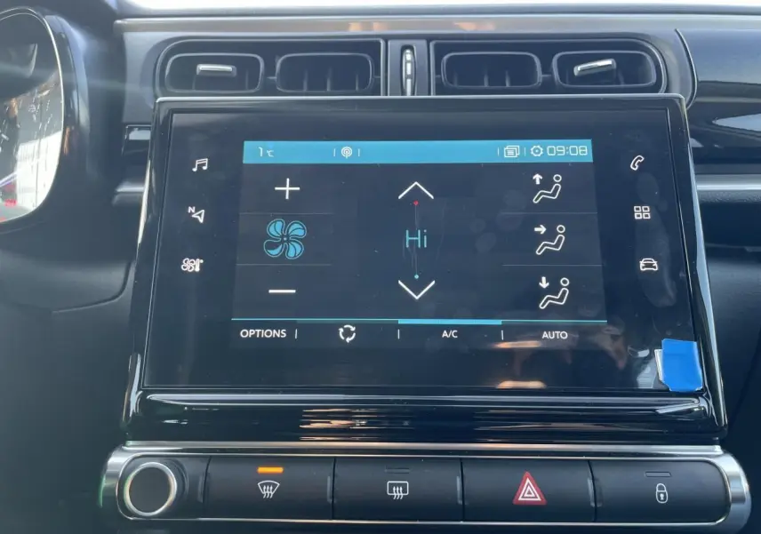 Écran tactile central de la Citroën C3 2024 montrant les commandes de climatisation avec tableau de bord noir brillant.
