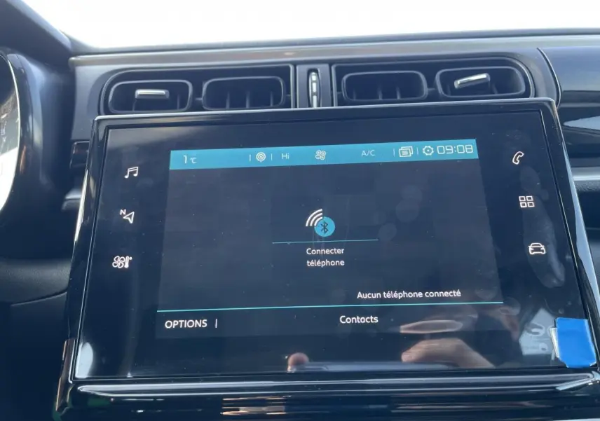 Écran tactile central de la Citroën C3 2024 affichant la connexion Bluetooth, entouré de la planche de bord noire brillante.