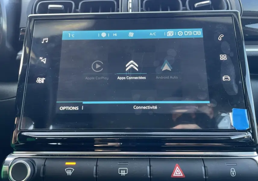 Écran tactile central de la Citroën C3 2024 affichant les options Apple CarPlay et Android Auto en intérieur noir brillant.