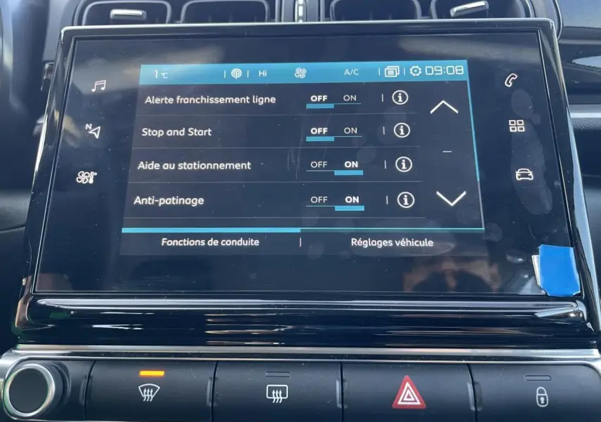 Écran tactile central de la Citroën C3 blanc banquise 2024 affichant les réglages d'aide à la conduite.