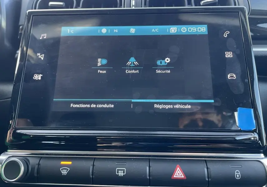 Écran tactile central de la Citroën C3 blanc banquise, affichant les réglages de conduite et sécurité.