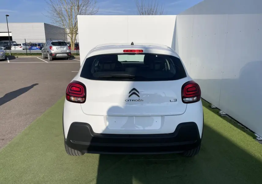 Vue arrière d'une Citroën C3 blanche Banquise 2024 avec feux arrière à effet 3D et pare-chocs noir mat.