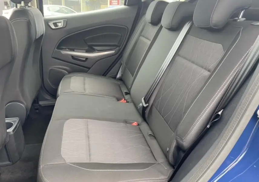 Vue intérieure côté droit montrant la banquette arrière noire du Ford Ecosport 1.0 EcoBoost 2022 bleu abysse.
