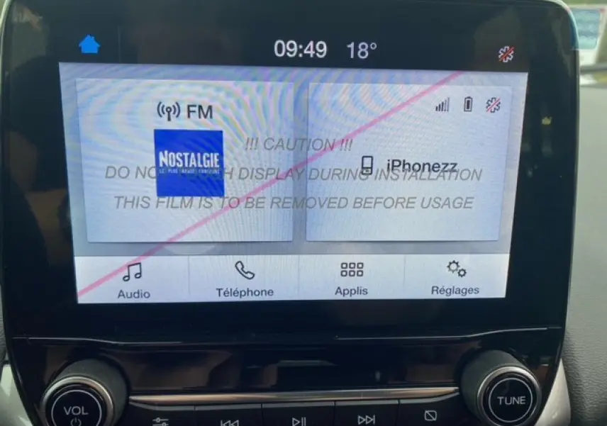Écran tactile 8 pouces du Ford EcoSport bleu Abysse 2022 affichant radio FM et connexion iPhone.