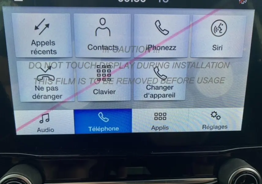 Écran tactile 8 pouces du Ford EcoSport 2022 affichant le menu téléphone avec options en français.