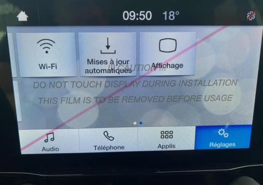 Écran tactile 8 pouces du Ford EcoSport bleu Abysse affichant les options Wi-Fi et réglages du système multimédia.