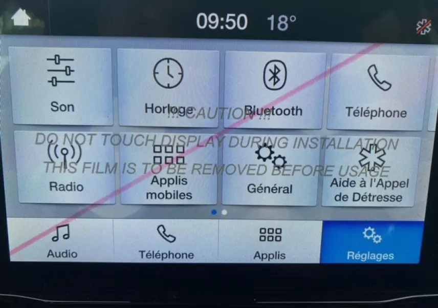 Écran tactile du système multimédia Ford EcoSport 2022 affichant les options Bluetooth, radio et réglages.