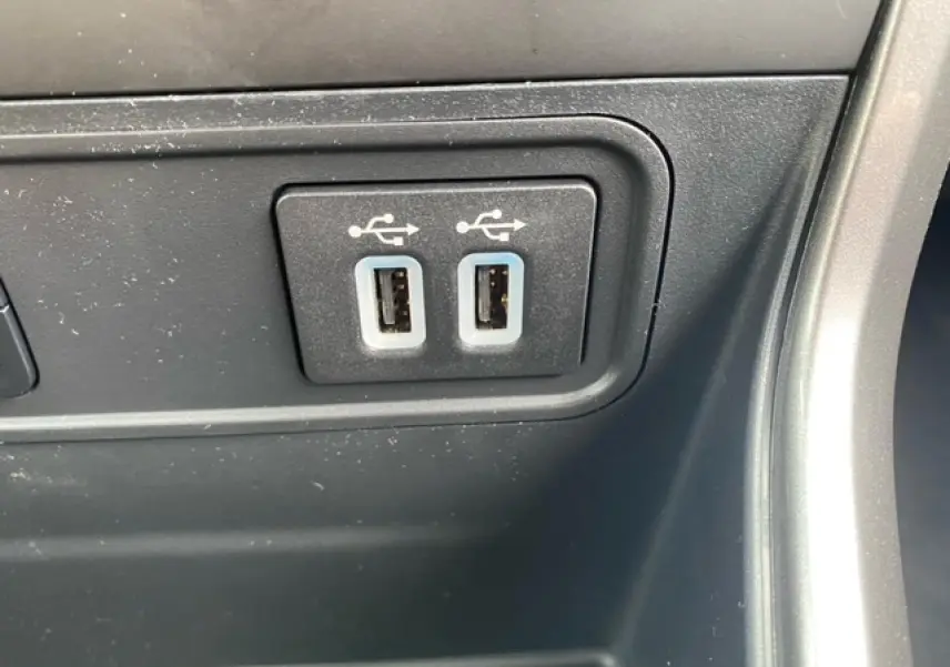 Gros plan sur les deux ports USB intégrés dans la console centrale du Ford EcoSport bleu Abysse 2022.