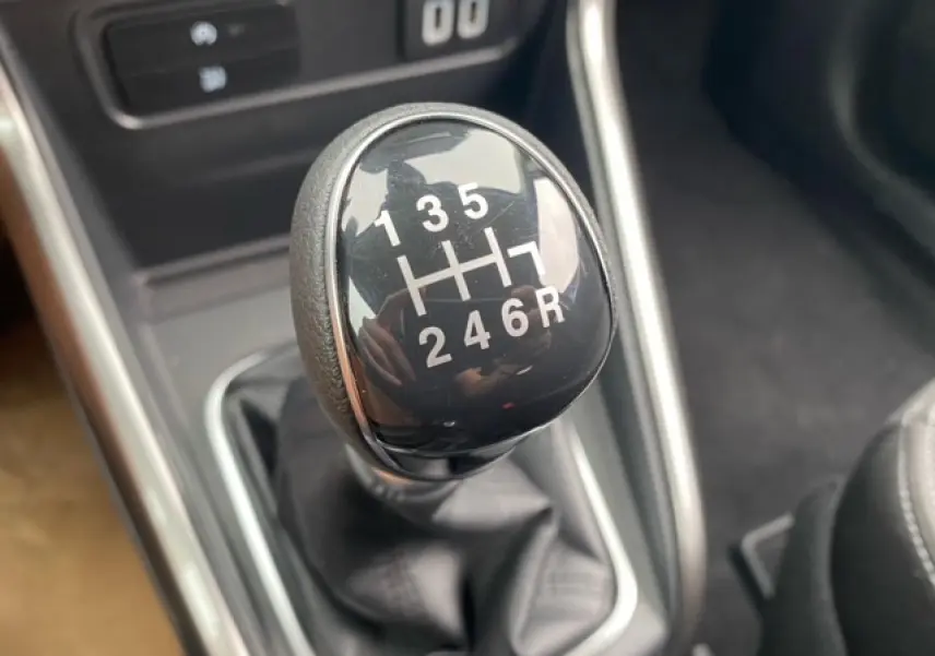 Gros plan sur le levier de vitesses manuel du Ford EcoSport 1.0 EcoBoost 2022, intérieur noir.