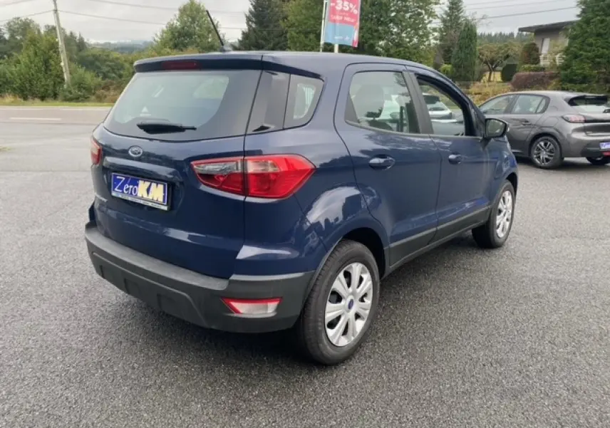 Vue 3/4 arrière droite d'un Ford EcoSport 2022 bleu abysse avec feux arrière et pare-chocs noirs visibles.