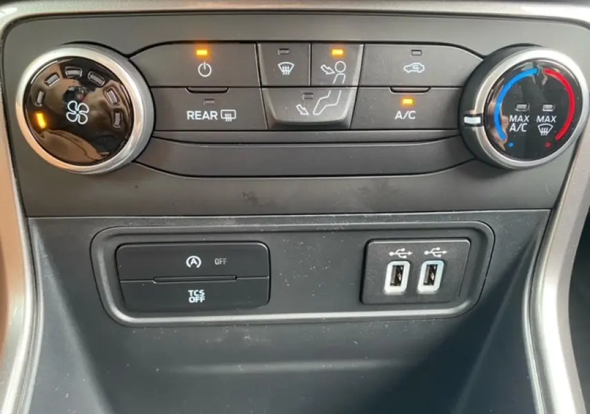 Vue rapprochée des commandes de climatisation et des ports USB du tableau de bord du Ford Ecosport bleu abysse 2022.