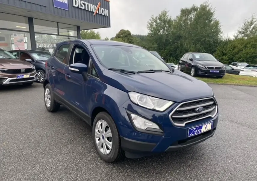 Ford EcoSport bleu Abysse en 3/4 avant droit, avec calandre chromée et feux de jour LED visibles.