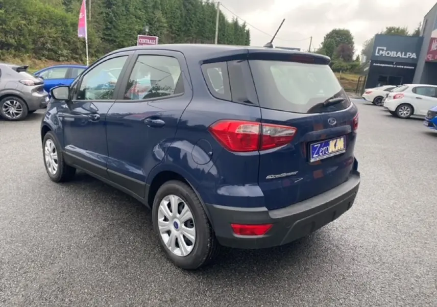 Vue 3/4 arrière droite d'un Ford EcoSport bleu abysse 2022 avec feux arrière et jantes acier visibles.