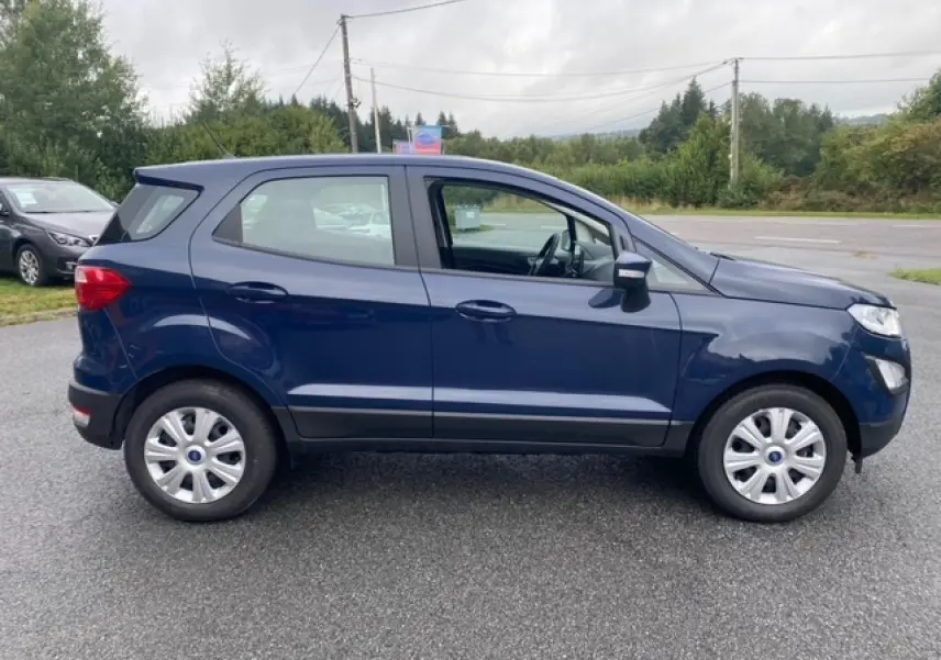 Ford EcoSport bleu abysse vu de profil côté gauche, compact avec jantes acier et rétroviseurs noirs.