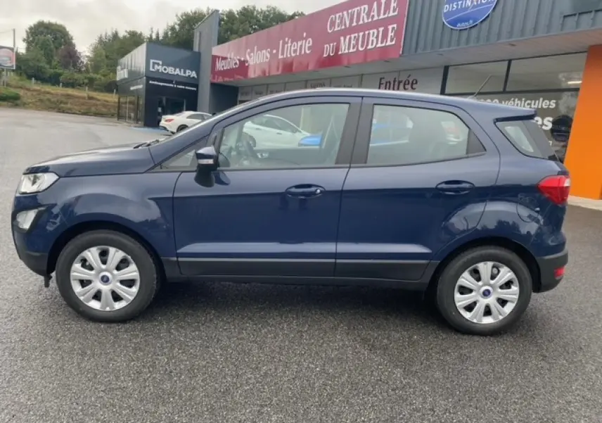 Ford EcoSport 2022 bleu abysse vu de profil côté gauche, avec jantes acier et rétroviseurs assortis.