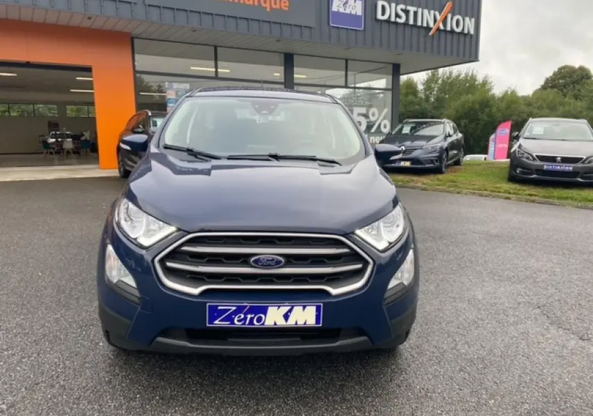 Vue frontale d'un Ford EcoSport bleu abysse 2022 avec calandre chromée et feux de jour LED visibles.
