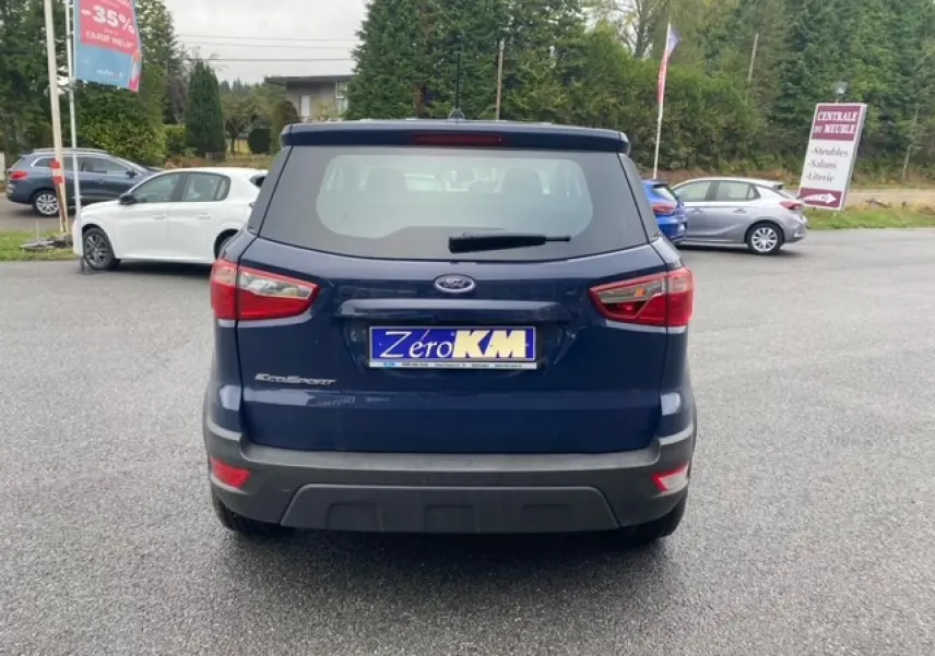 Vue arrière d'un Ford EcoSport bleu abysse 2022 avec plaque d'immatriculation "Zéro KM" visible.