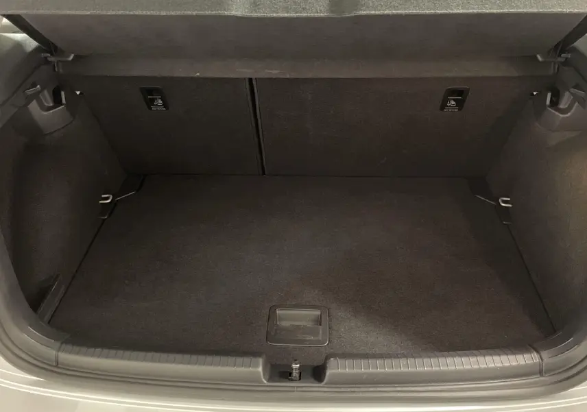 Coffre ouvert d'une Volkswagen Polo 2023 couleur reflet d'argent, montrant l'espace de rangement intérieur.