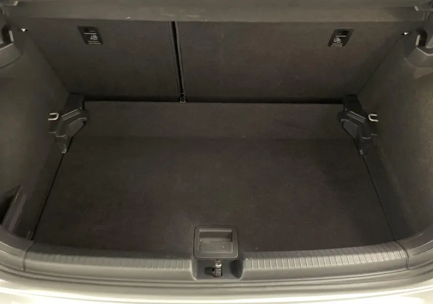 Coffre ouvert vu de dessus d'une Volkswagen Polo 2023 argent métallisé, intérieur noir et espace de rangement vide.