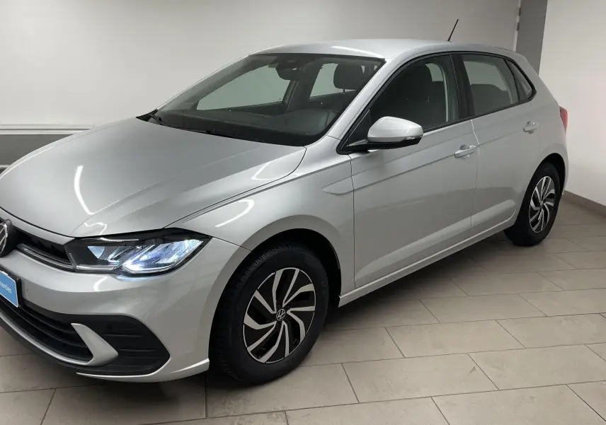 Volkswagen Polo 1.0 TSI 2023 en reflet d'argent vue 3/4 avant droit avec jantes alliage distinctives.