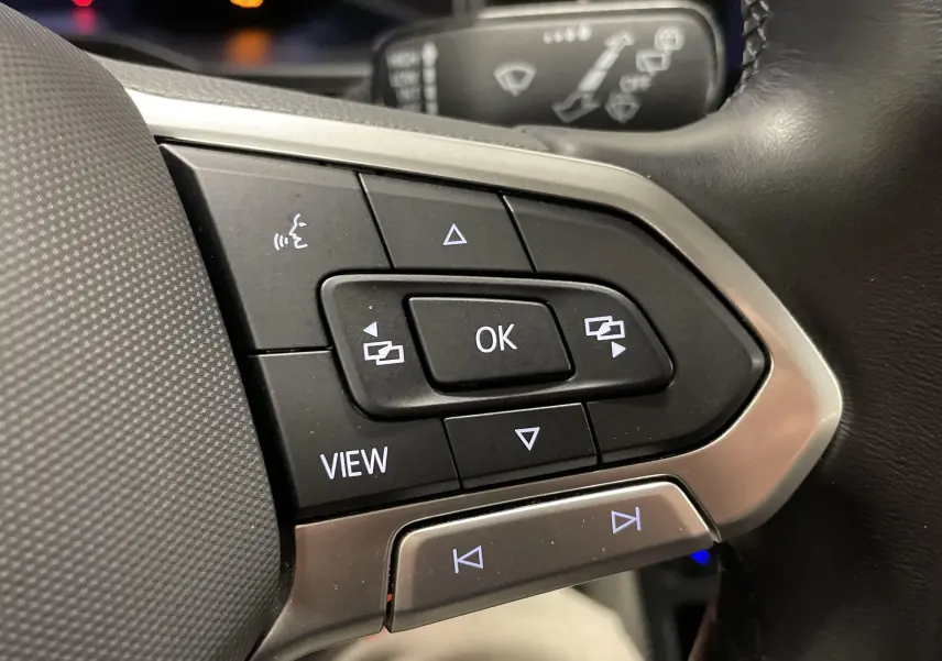 Gros plan sur les commandes multifonctions à droite du volant d'une Volkswagen Polo 2023 finition Life.