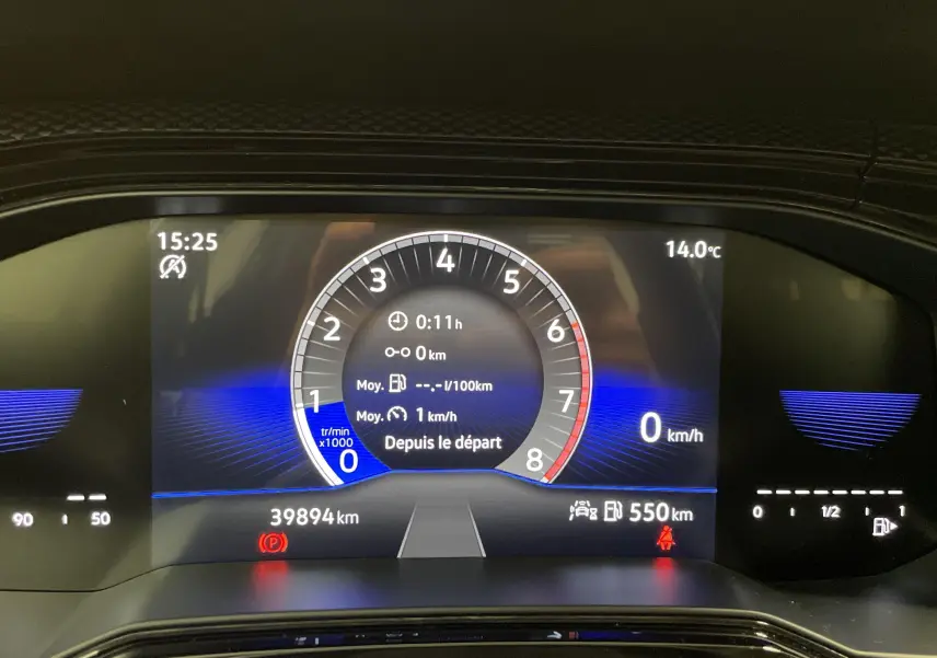 Tableau de bord numérique de Volkswagen Polo 2023 affichant compte-tours, vitesse à zéro et autonomie de 550 km.