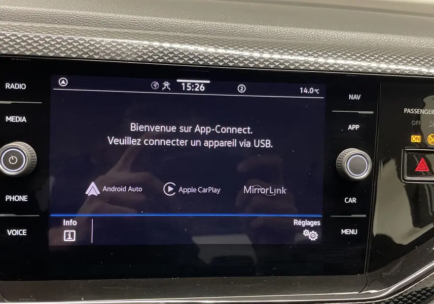 Écran tactile central du tableau de bord Volkswagen Polo 2023 affichant App-Connect et options de connexion USB.