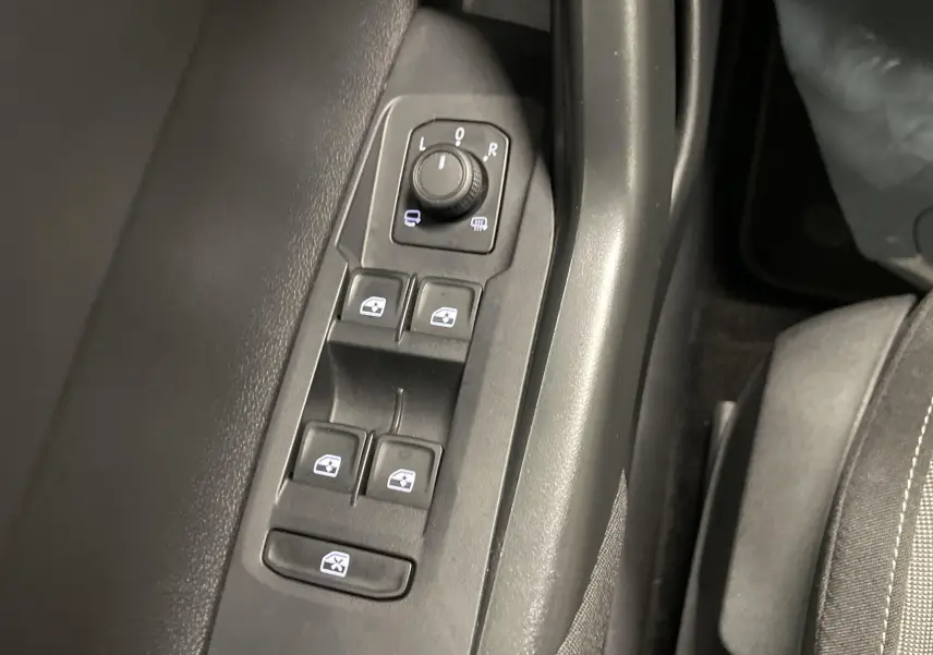Panneau de commandes des vitres et rétroviseurs côté conducteur dans l'habitacle d'une Volkswagen Polo 2023.