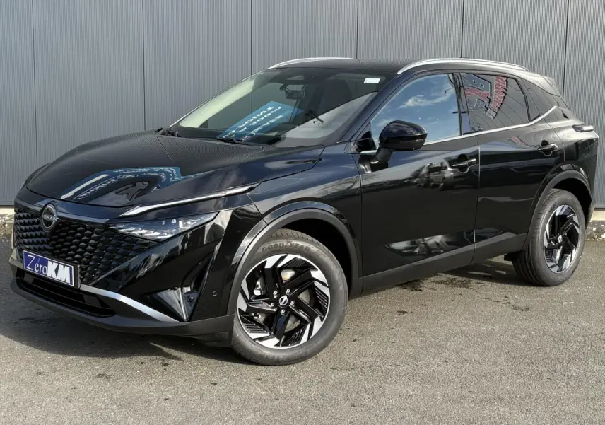 Vue 3/4 avant gauche d'un Nissan Qashqai 2025 noir avec jantes alliage noires et calandre distinctive en losange.