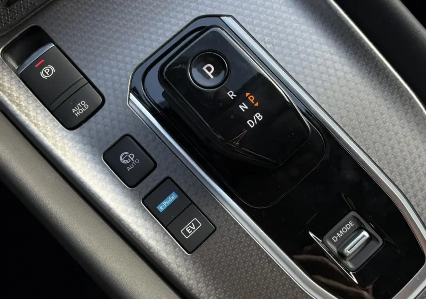 Gros plan sur la console centrale du Nissan Qashqai III noir, montrant le sélecteur de boîte automatique et les boutons e-Pedal et D-Mode.