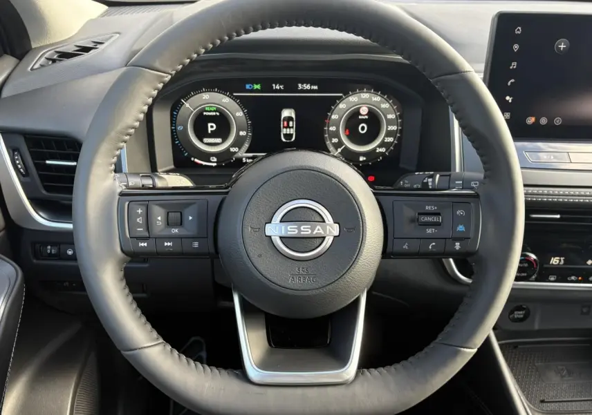Vue rapprochée du volant cuir noir du Nissan Qashqai 2025 avec tableau de bord numérique et commandes intégrées.