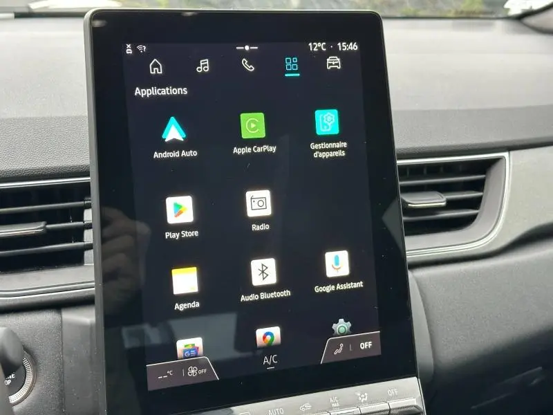 Écran tactile central vertical du tableau de bord du Renault Captur gris Rafale/Noir Etoilé 2025, affichant les applications connectées.